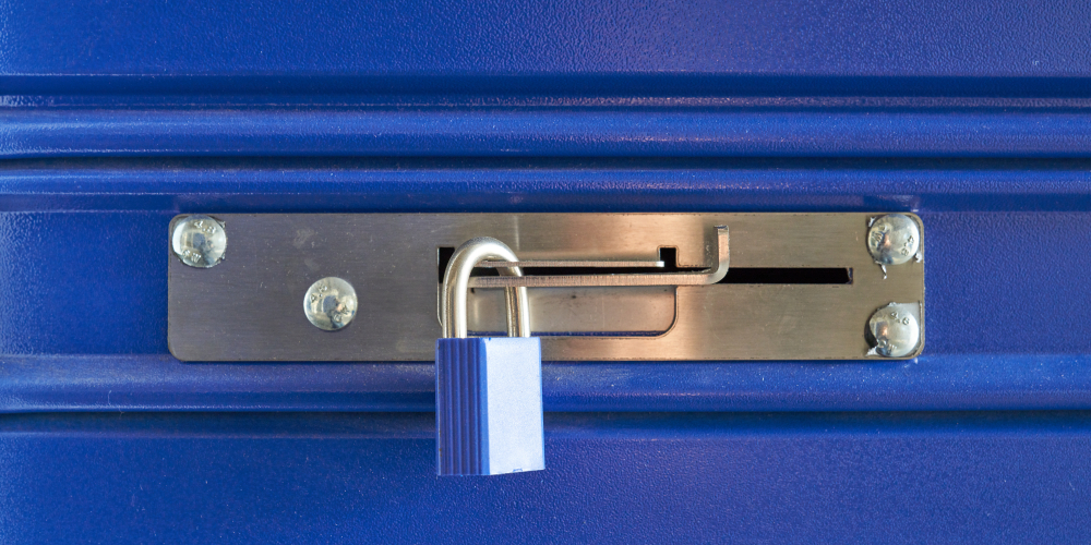 Accueil - a-blue-locked-lock-on-a-metal-barrier-in-a-storero-2022-01-10-22-29-23-utc - Template Mini-Site Toute Belle