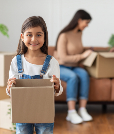 Accueil - happy-young-family-packing-or-unpacking-boxes-2021-11-03-19-33-06-utc - Template Mini-Site Toute Belle